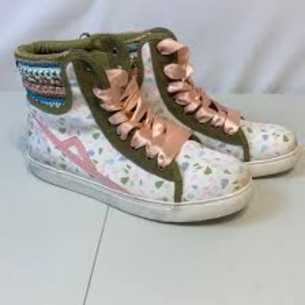 NWOT Poppy hand woven sneakers